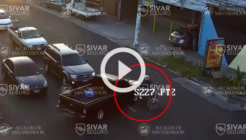 Una cámara de vigilancia captó un accidente de tránsito en la calle San Antonio Abad.