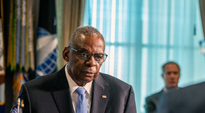 Secretario de Defensa de EE. UU., Lloyd Austin, es ingresado