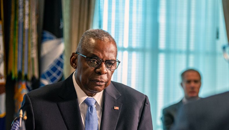 Secretario de Defensa de EE. UU., Lloyd Austin, es ingresado