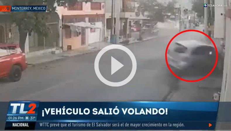 Cámara capta fuerte choque en Monterrey, México.