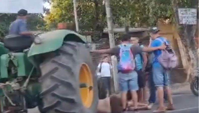 ¡Fatal accidente! Motociclista muere al impactar contra un tractor Accidentes de tránsito