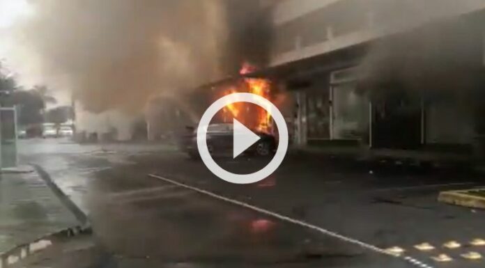 Incendio consume restaurante en Nuevo León, México.