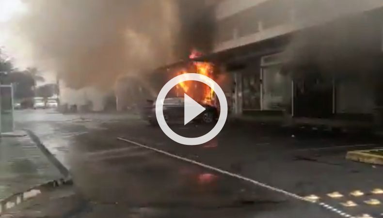 Incendio consume restaurante en Nuevo León, México.