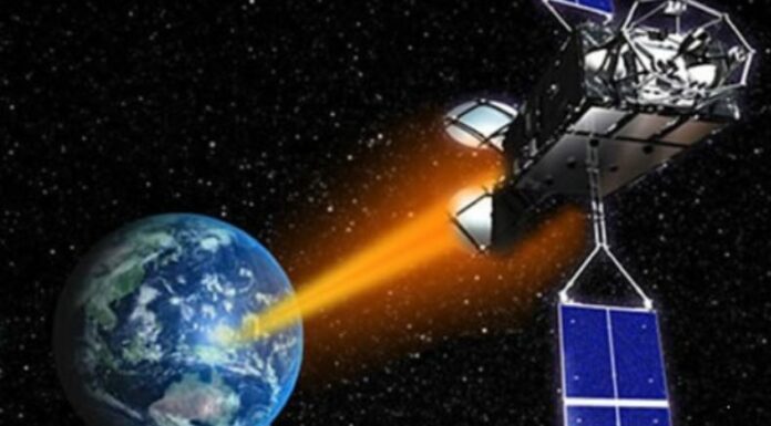 la tierra recibe energia de un satélite