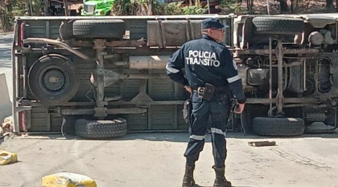 PNC reporta camión volcado en la carretera al Puerto de La Libertad.