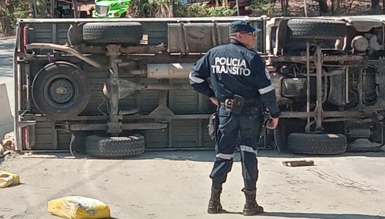 PNC reporta camión volcado en la carretera al Puerto de La Libertad.