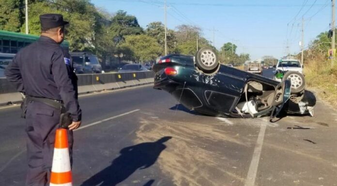 La PNC reporta un vehículo volcado en la carretera de Santa Ana hacia Ahuachapán.