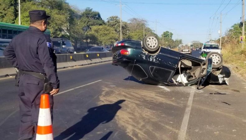 La PNC reporta un vehículo volcado en la carretera de Santa Ana hacia Ahuachapán.