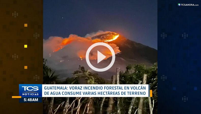 Se reporta un voraz incendio en el volcán de Agua, Guatemala.