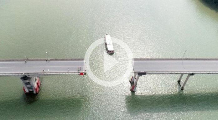 Buque choca contra un puente en China