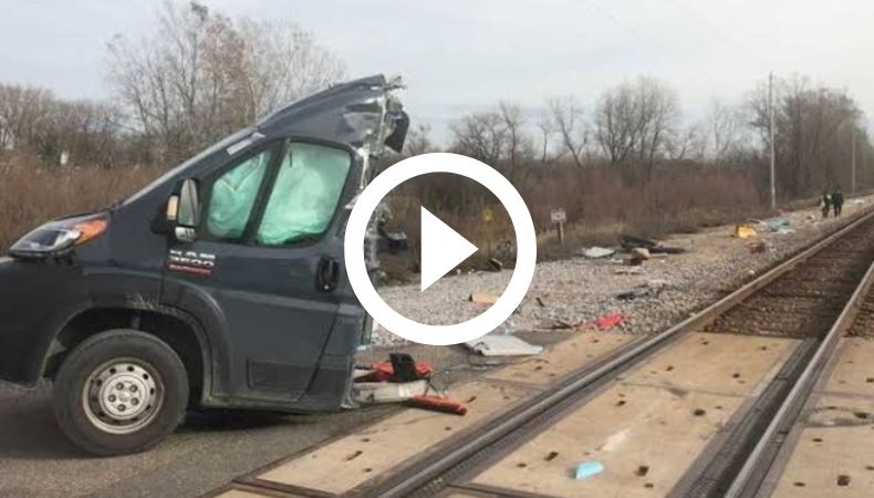tren parte a la mitad un camión
