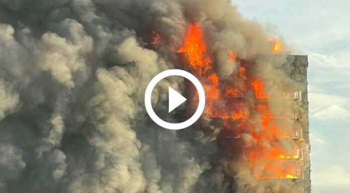 Fuerte incendio en un edificio de 14 pisos en Valencia