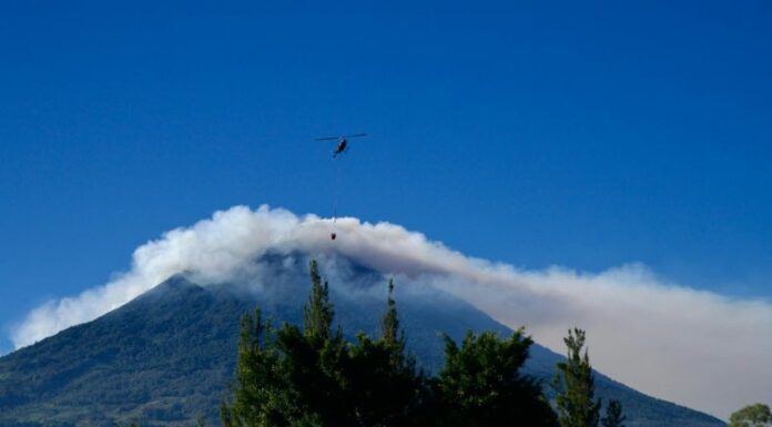 Declaran Alerta Anaranjada por incendio forestal en volcán de Agua, Guatemala.