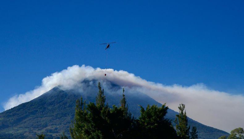 Declaran Alerta Anaranjada por incendio forestal en volcán de Agua, Guatemala.