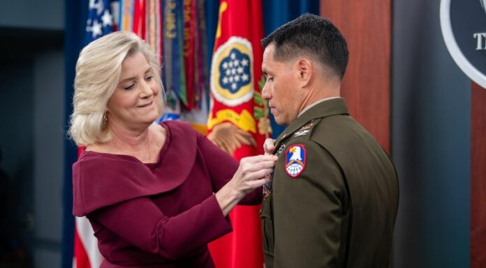 Frank Rubio recibe la Insignia de Astronauta del Ejército