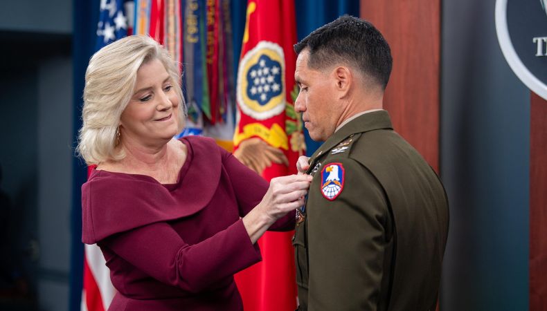 Frank Rubio recibe la Insignia de Astronauta del Ejército