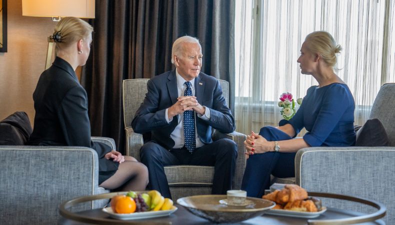 Biden se reúne con viuda de opositor Ruso Navalni