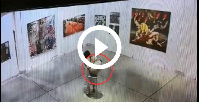 Mujer quiebra jarron en museo