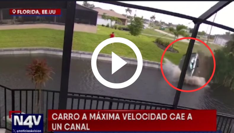 Carro se hunde en canal de Florida