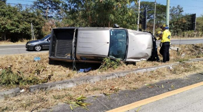 Dos personas resultaron lesionadas en un accidente de tránsito en la autopista a Comalapa.