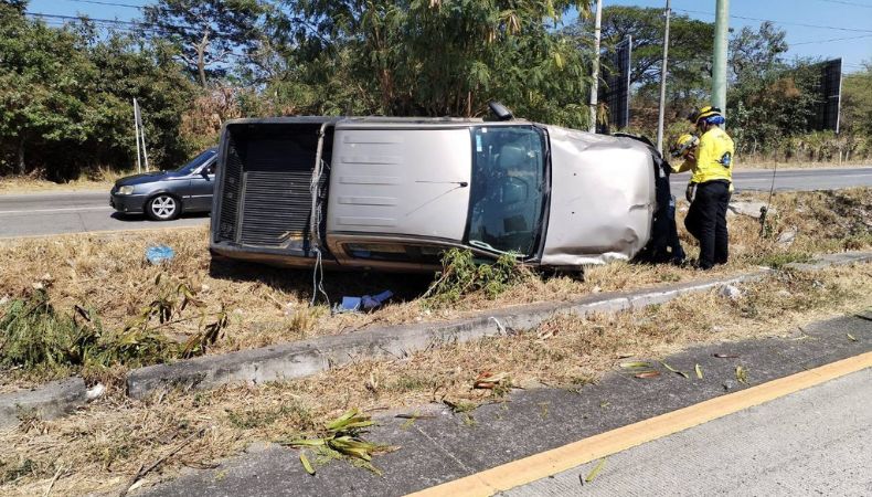 Dos personas resultaron lesionadas en un accidente de tránsito en la autopista a Comalapa.