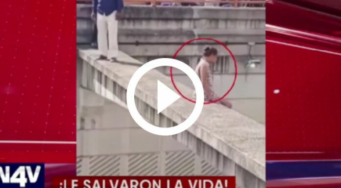 Detienen a joven de lanzarse de un paso desnivel