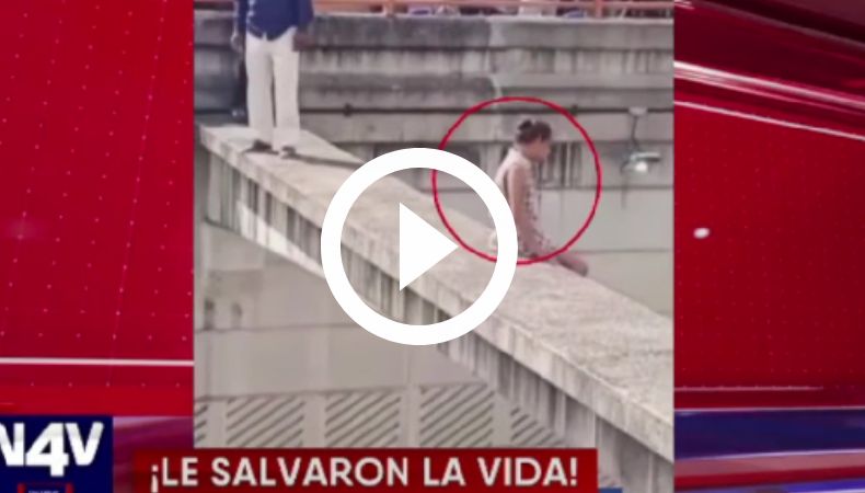 Detienen a joven de lanzarse de un paso desnivel