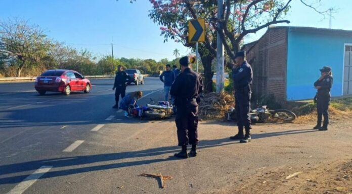 Dos motociclistas resultaron lesionados en accidente de tránsito.