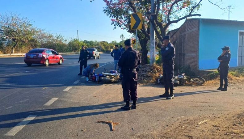 Dos motociclistas resultaron lesionados en accidente de tránsito.