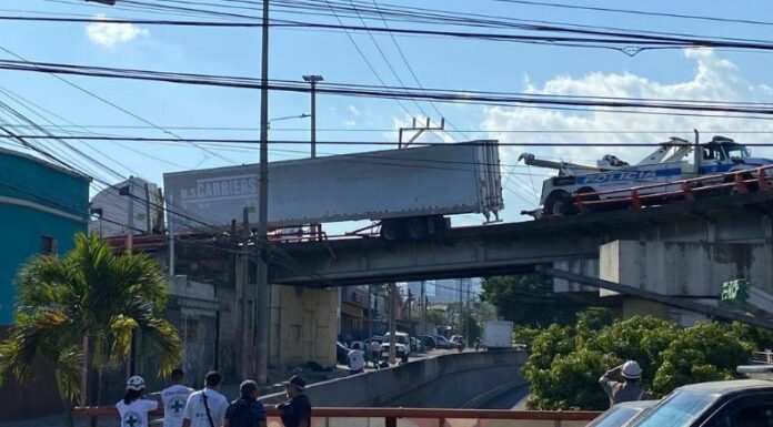 Rastra accidentada sobre 49 av. Sur y bulevar Venezuela
