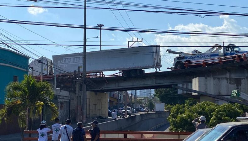Rastra accidentada sobre 49 av. Sur y bulevar Venezuela