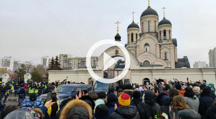 Miles de personas asistieron al funeral de Alexéi Navalni.