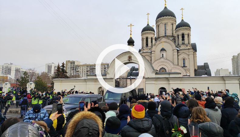 Miles de personas asistieron al funeral de Alexéi Navalni.