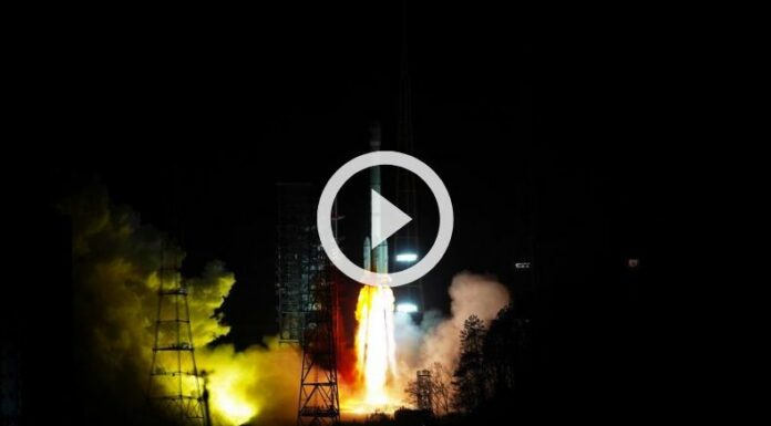 China lanzó cohete espacial de servicios de internet.