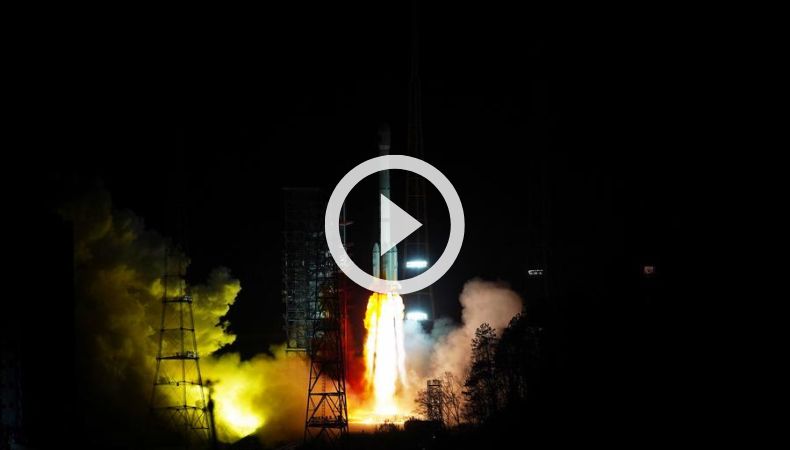 China lanzó cohete espacial de servicios de internet.