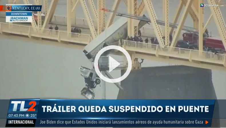 Un camión quedó colgando de un puente en Estados Unidos.