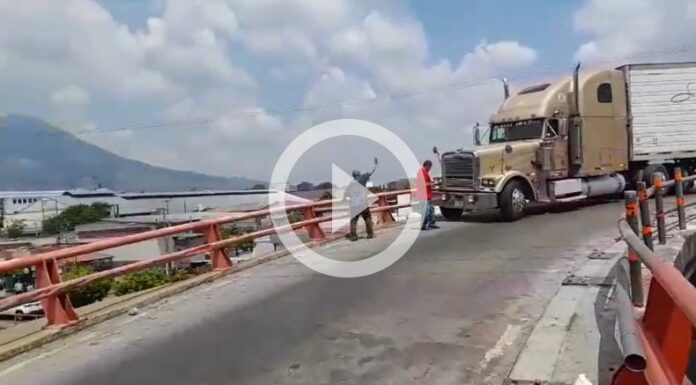 Una rastra bloquea el paso en el Bulevar Venezuela