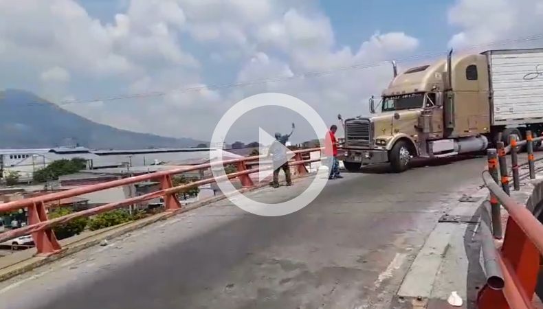 Una rastra bloquea el paso en el Bulevar Venezuela