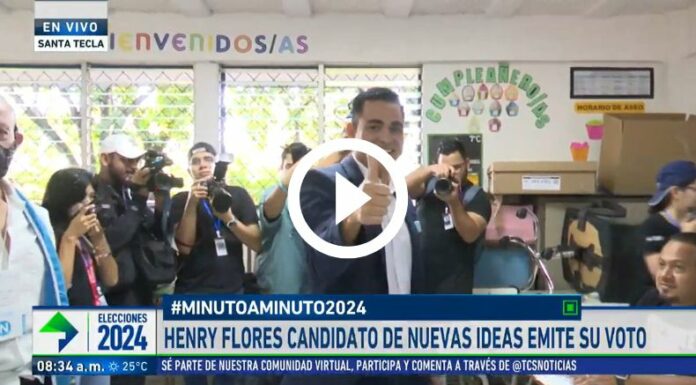 Henry Flores ejerció su voto en Santa Tecla