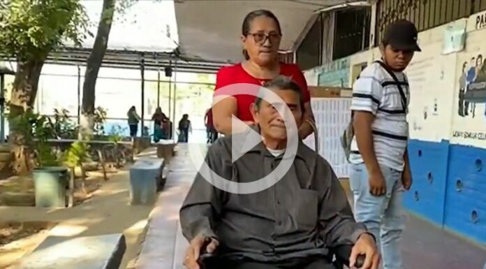 Personas con discapacidad votan en Usulután