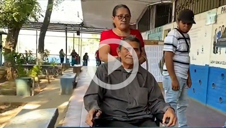 Personas con discapacidad votan en Usulután