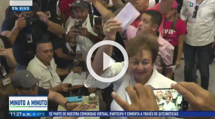 Milagro Navas ejerció el voto en Antiguo Cuscatlán.