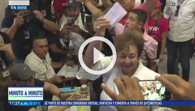 Milagro Navas ejerció el voto en Antiguo Cuscatlán.