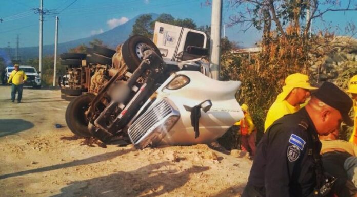 Se reporta una rastra volcada en el bulevar Constitución.