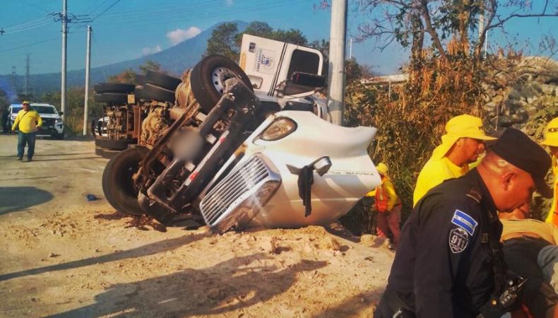Se reporta una rastra volcada en el bulevar Constitución.