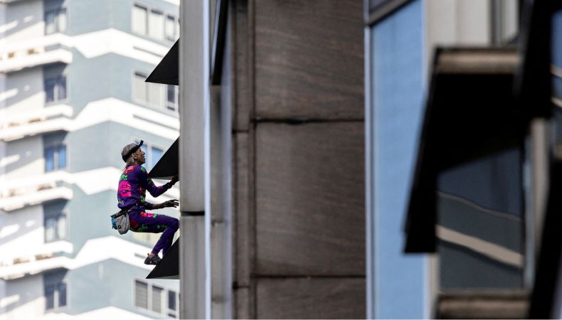 ¡Arácnido! Hombre de 61 años escala un rascacielos en Manila Alain Robert