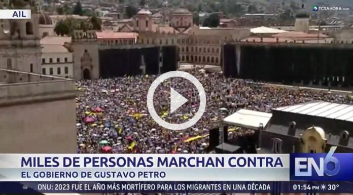 Miles de personas en Colombia protestaron en contra del gobierno de Gustavo Petro.