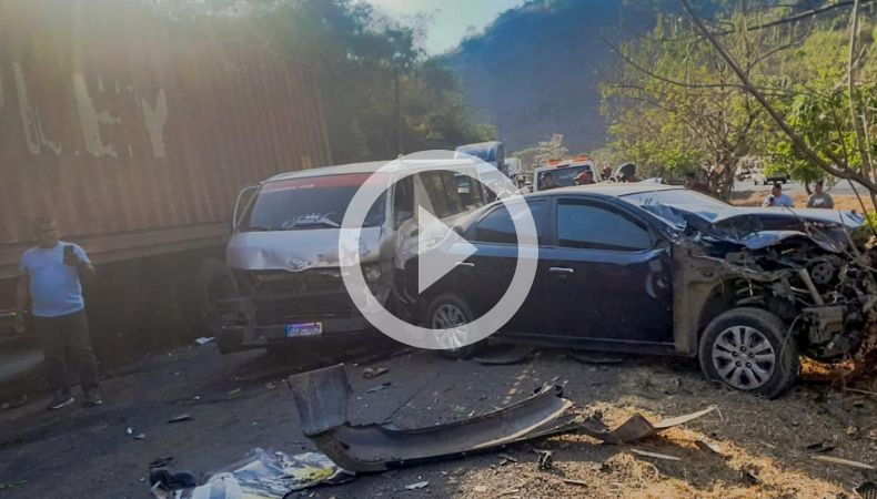 Múltiple y aparatoso accidente en la curva la Leona, San Vicente Múltiple accidente en San Vicente