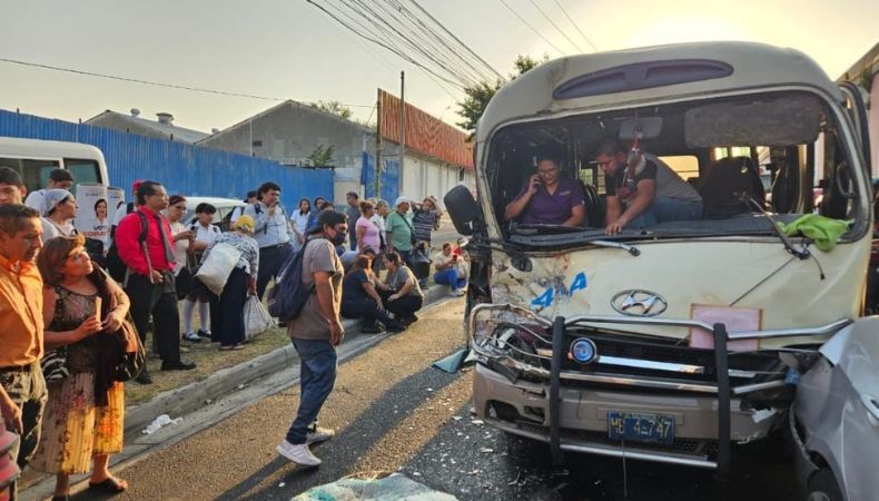 Accidente de microbús del transporte colectivo en Soyapango