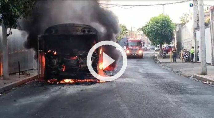 Reportan autobús incendiado en San Salvador.